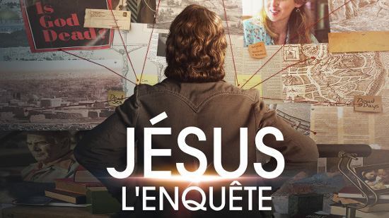 Poster of the movie 'Jésus, l'enquête (2018)' showing a man investigating with a board full of photos and notes
